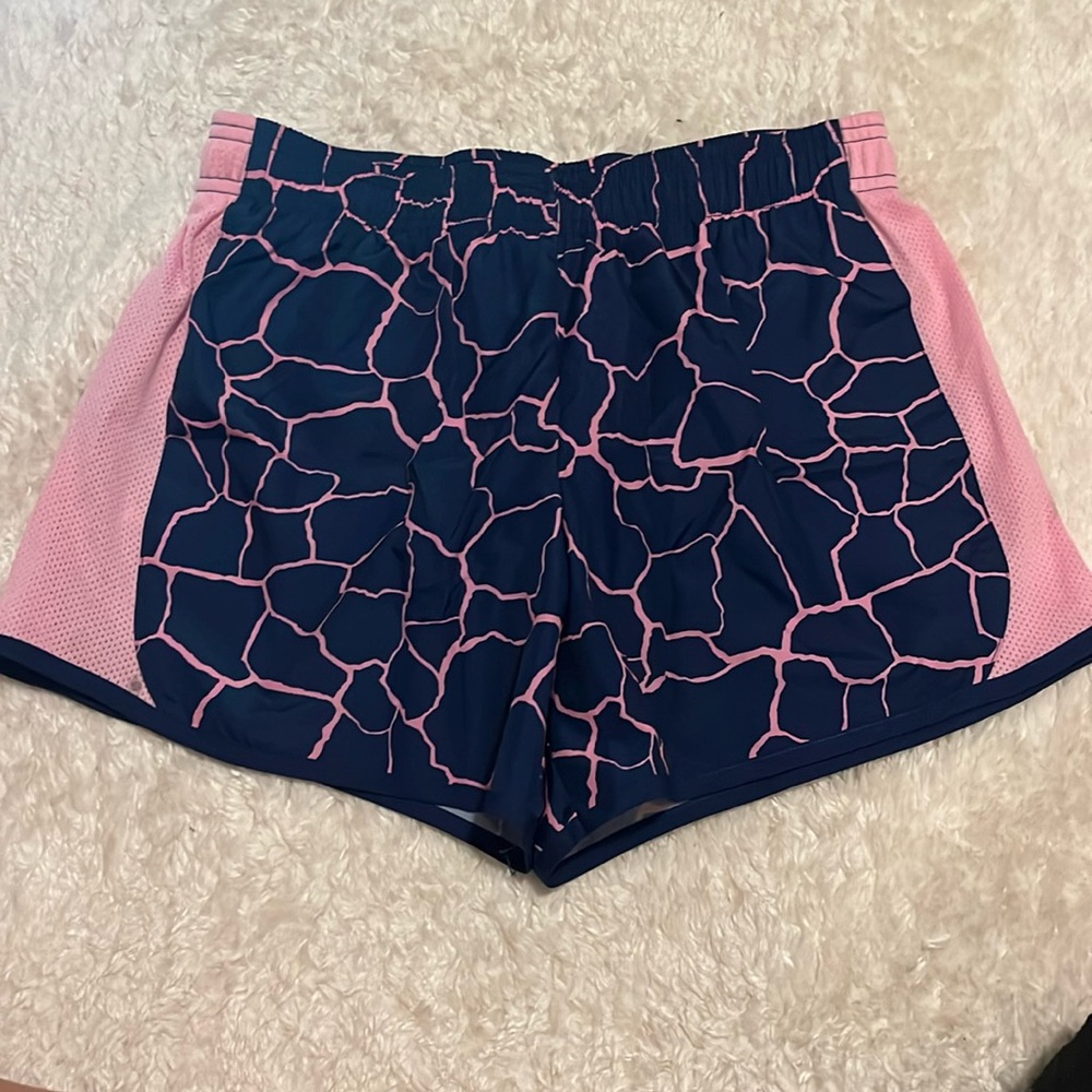Pink giraffe print girls running shorts. Size: 14-16